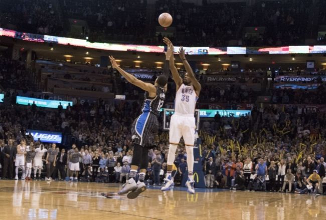 Video: Durant skóroval s klaksónom, Curry dal 51 bodov