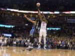 Video: Durant skóroval s klaksónom, Curry dal 51 bodov