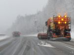 Vodiči, pozor na silné sneženie na severe Slovenska