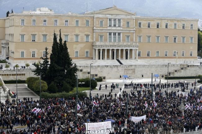 Tisíce Grékov vyšli do ulíc, premiér Tsipras je pod tlakom