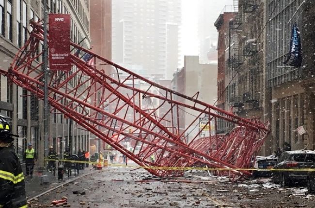 Na Manhattane spadol žeriav, zabil muža sediaceho v aute