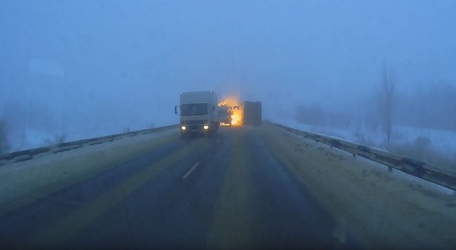 Video: Vodič narazil do autobusu