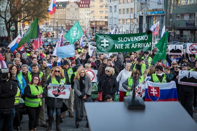 Proti islamistom v Bratislave protestovalo vyše sto ľudí