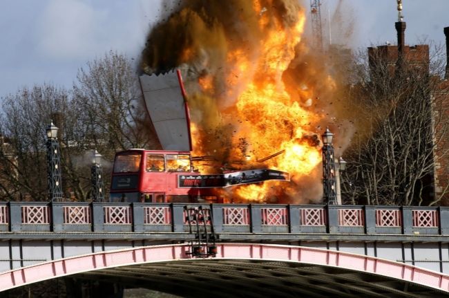 Video: V centre Londýna explodoval na moste autobus