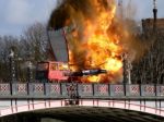 Video: V centre Londýna explodoval na moste autobus