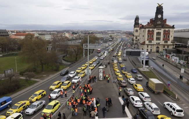 V Prahe protestujú taxikári, zablokovali magistrálu