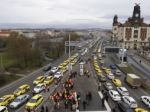 V Prahe protestujú taxikári, zablokovali magistrálu