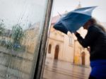 Slovensko potrápi dážď a vietor, sever čaká víchrica