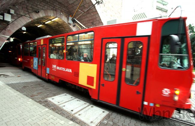 V Bratislave sa zrazili električky, nehodu polícia vyšetruje