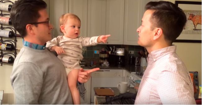 Video: Malý chlapček je rozkošne zmätený z dvojičky svojho otca