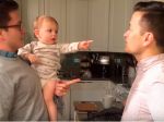 Video: Malý chlapček je rozkošne zmätený z dvojičky svojho otca