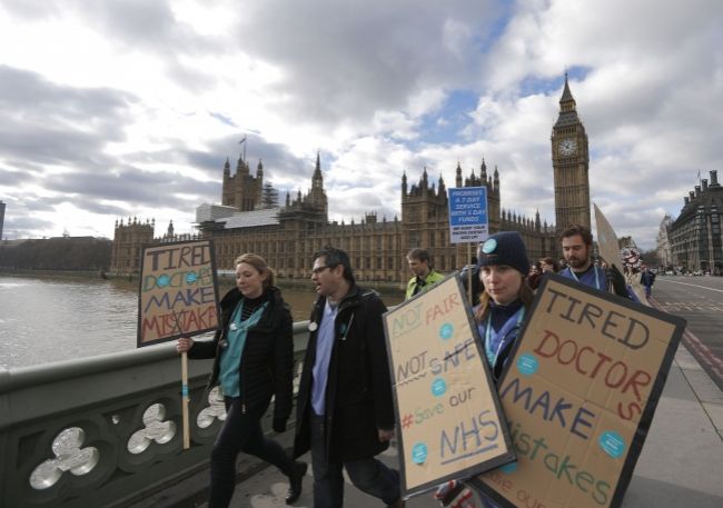 Vyjednávanie stroskotalo, mladí lekári v Anglicku štrajkujú