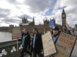 Vyjednávanie stroskotalo, mladí lekári v Anglicku štrajkujú