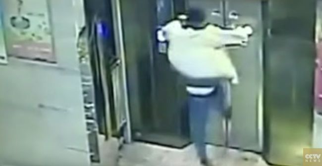 Video: Opitý muž rozkopol dvere výťahu