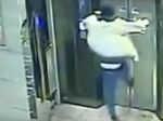 Video: Opitý muž rozkopol dvere výťahu