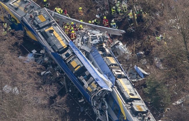 V Bavorsku si uctia obete zrážky vlakov, zomrel ďalší človek