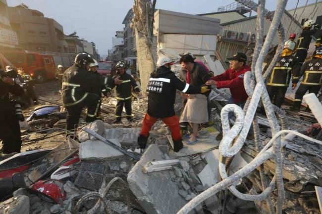 Obetí zemetrasenia na Taiwane je 95, uctili si ich pamiatku