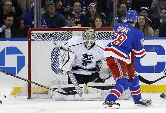 Video: Budaj sa úspešne vrátil do NHL, Gáborík strelil gól