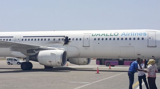 K útoku na somálske lietadlo sa prihlásila skupina aš-Šabáb