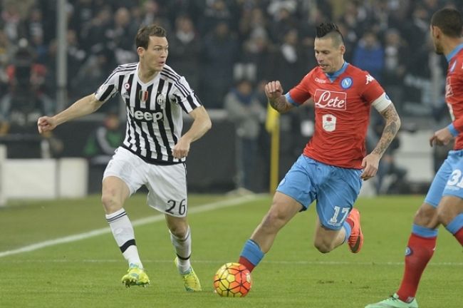 Video: Neapol nezvládol záver šlágra, Juventus je lídrom
