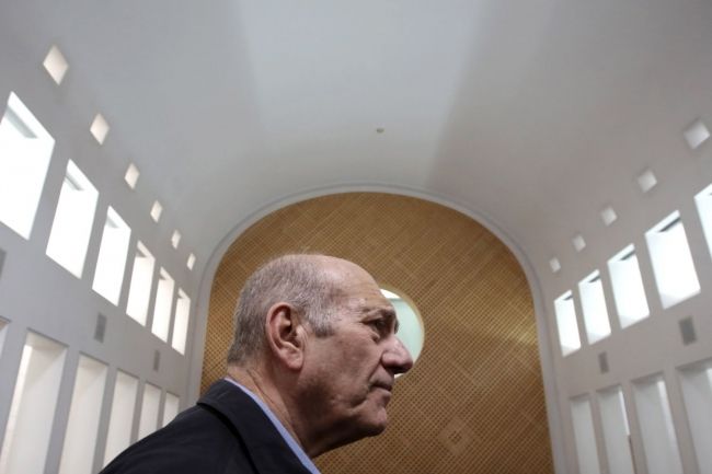 Expremiér Olmert nastúpil do väzenia, korupciu opäť poprel