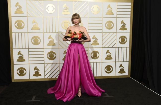 Grammy ovládol Kendrick Lamar, album roka má Taylor Swift