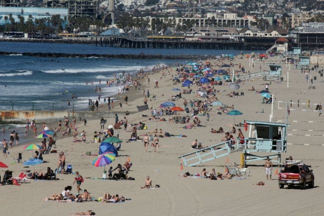 Kaliforniu sužuje vlna horúčav, padli teplotné rekordy