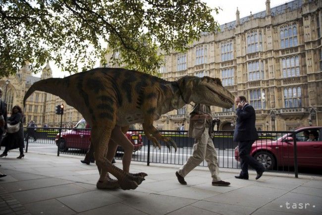 Britského vodiča v strede cesty prekvapil dinosaurus