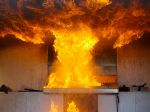Na Dobrovičovej ulici v Bratislave horí kuchyňa, zasahuje 19 hasičov