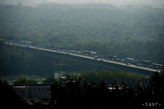Na bratislavskom moste Lafranconi sa stala nehoda, vodiči sa zdržia