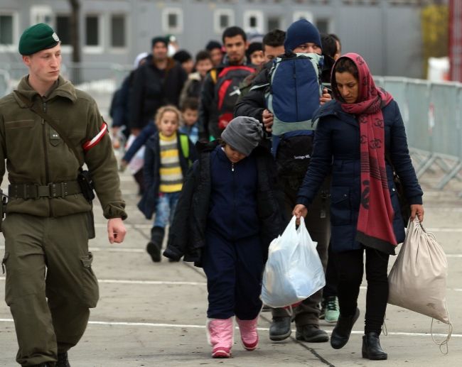 Rakúsko bude pokračovať v obmedzovaní počtu migrantov