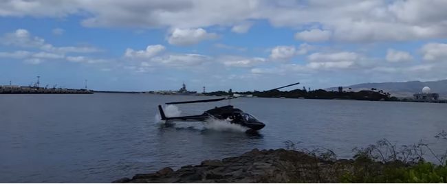 Video: Vrtuľník sa aj s pasažiermi zrútil do vody