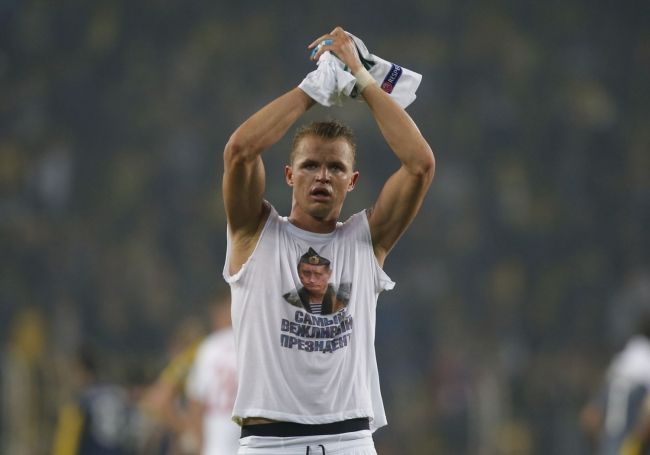 Video: Futbalista dostal mastnú pokutu za tričko s Putinom