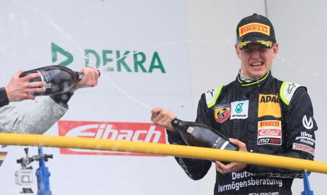 Mladý Schumacher má v F4 nový tím