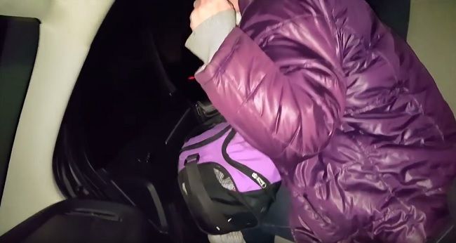 Video: Žena chce vyskočiť z idúceho auta