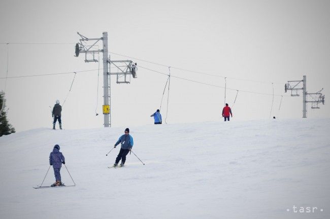 Nedeľa bude zamračená s občasným dažďom, na horách bude snežiť