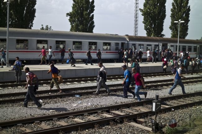 Migranti ohrozujú premávku na ceste z Grécka do Macedónska