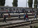 Migranti ohrozujú premávku na ceste z Grécka do Macedónska