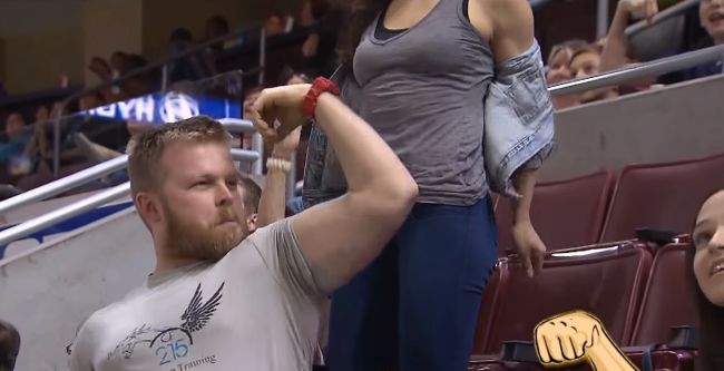 Video: Muž chcel byť na kamere frajer, no uzemnila ho krehká žena