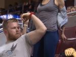 Video: Muž chcel byť na kamere frajer, no uzemnila ho krehká žena