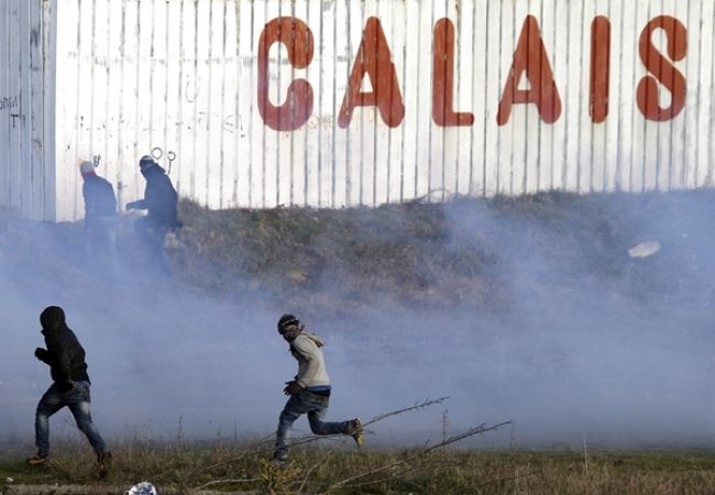 Vysťahovanie migrantov z tábora v Calais dočasne odložili
