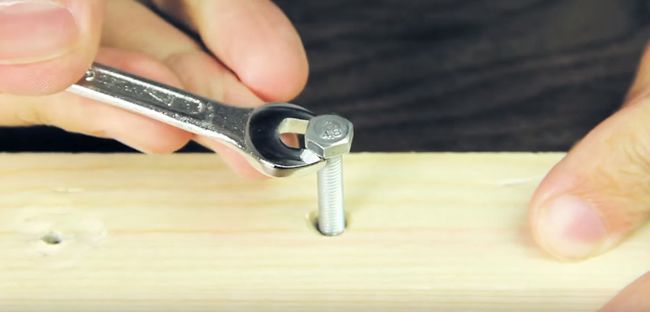 Video: Ako zaskrutkovať skrutku, ak nemáte po ruke kľúč správnej veľkosti? 