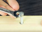 Video: Ako zaskrutkovať skrutku, ak nemáte po ruke kľúč správnej veľkosti? 