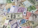 Libra voči doláru oslabila na sedemročné minimum