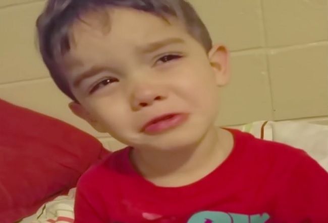 Video: Rozkošnému chlapcovi je ľúto zjesť večeru