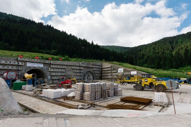 Na diaľničnom tuneli Višňové sú už vyrazené dva kilometre