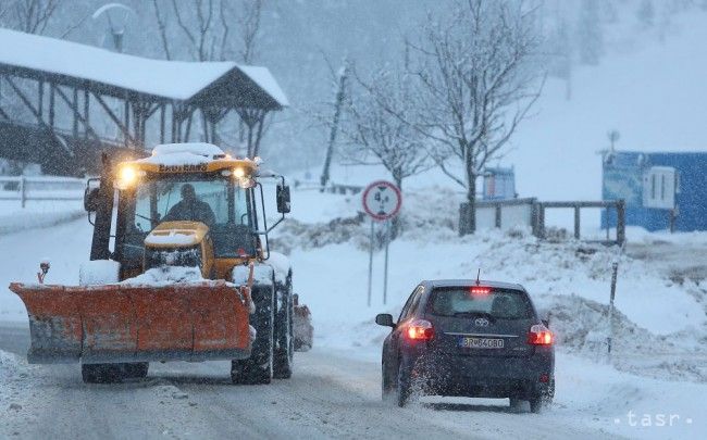 Na Donovaloch husto sneží, kamióny tadiaľ neprejdú