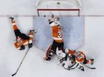 Video: Ležiaci Neuvirth ašpiruje na zákrok sezóny v NHL