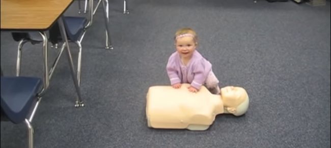 Video: Toto rozkošné bábo vám raz môže zachrániť život