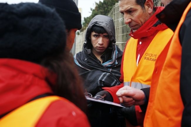 Úrady presviedčali migrantov v tábore pri Calais, aby odišli